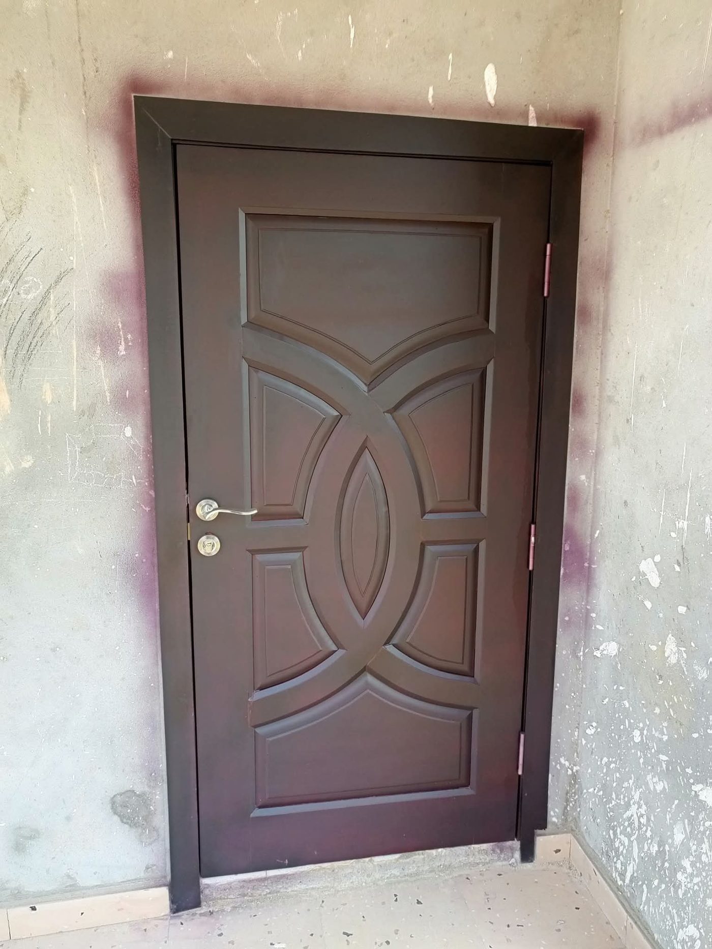 Porte en bois massif sculptée